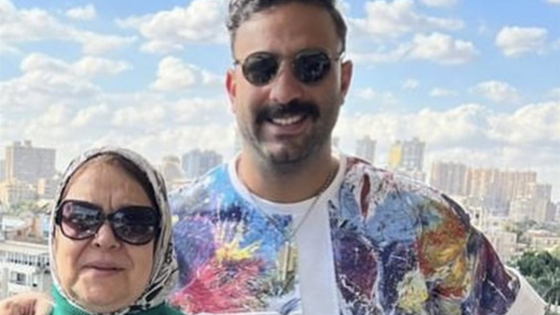 ميدو برفقة والدته 