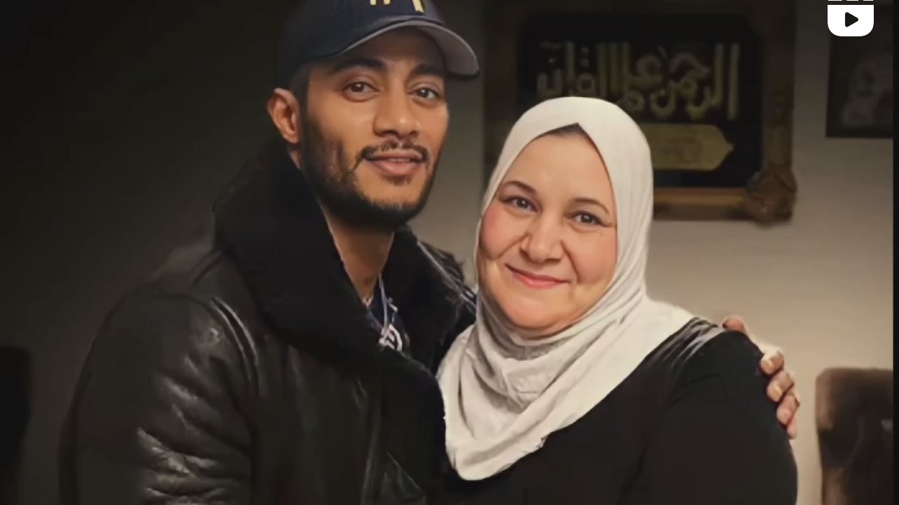 محمد رمضان برفقه والدته 