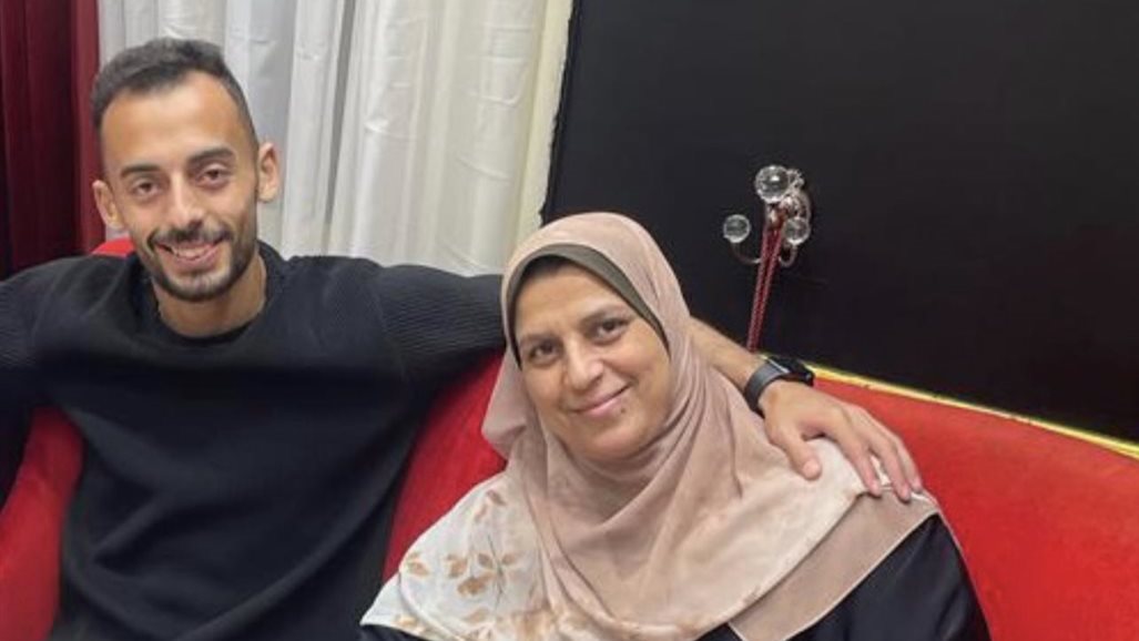 عبد القادر ووالدته 