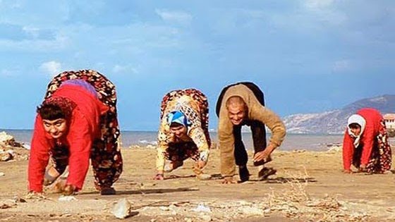 أتراك يمشون على أربع