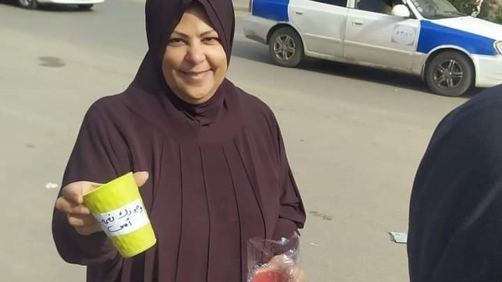 بورسعيدية تفاجئ الأمهات في الشارع بهدايا عيد الأم