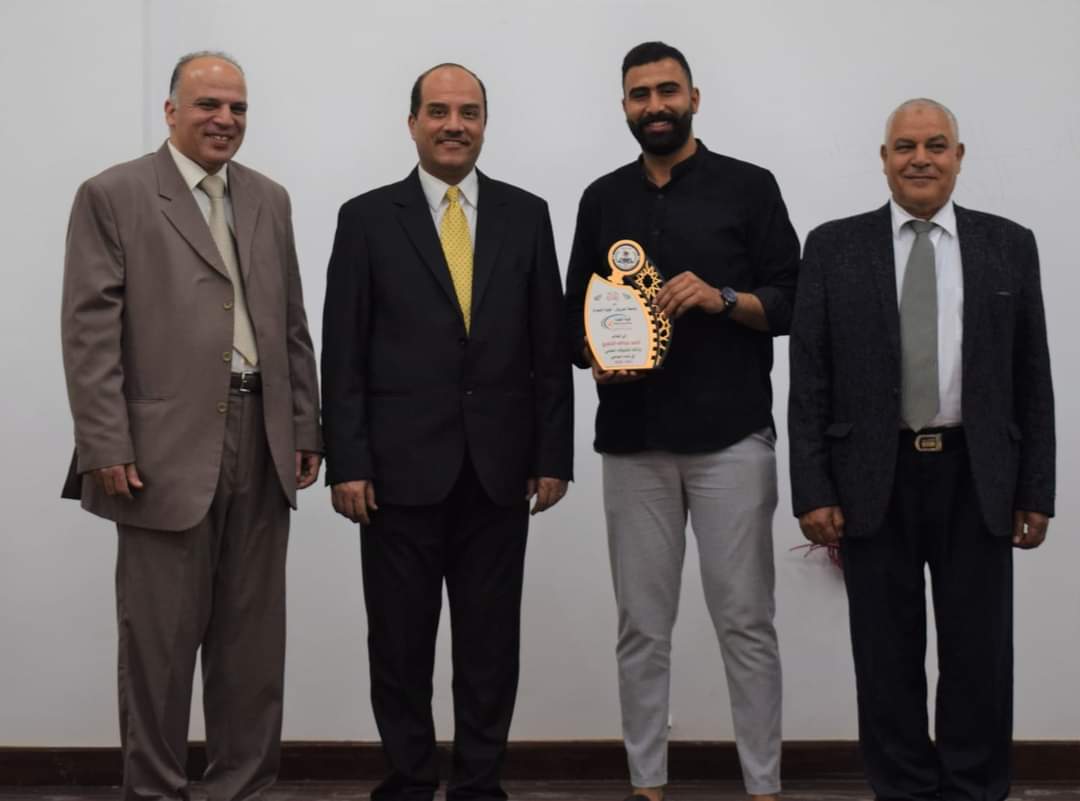 تجارة العريش تهدي درع لرئيس الجامعة ا 