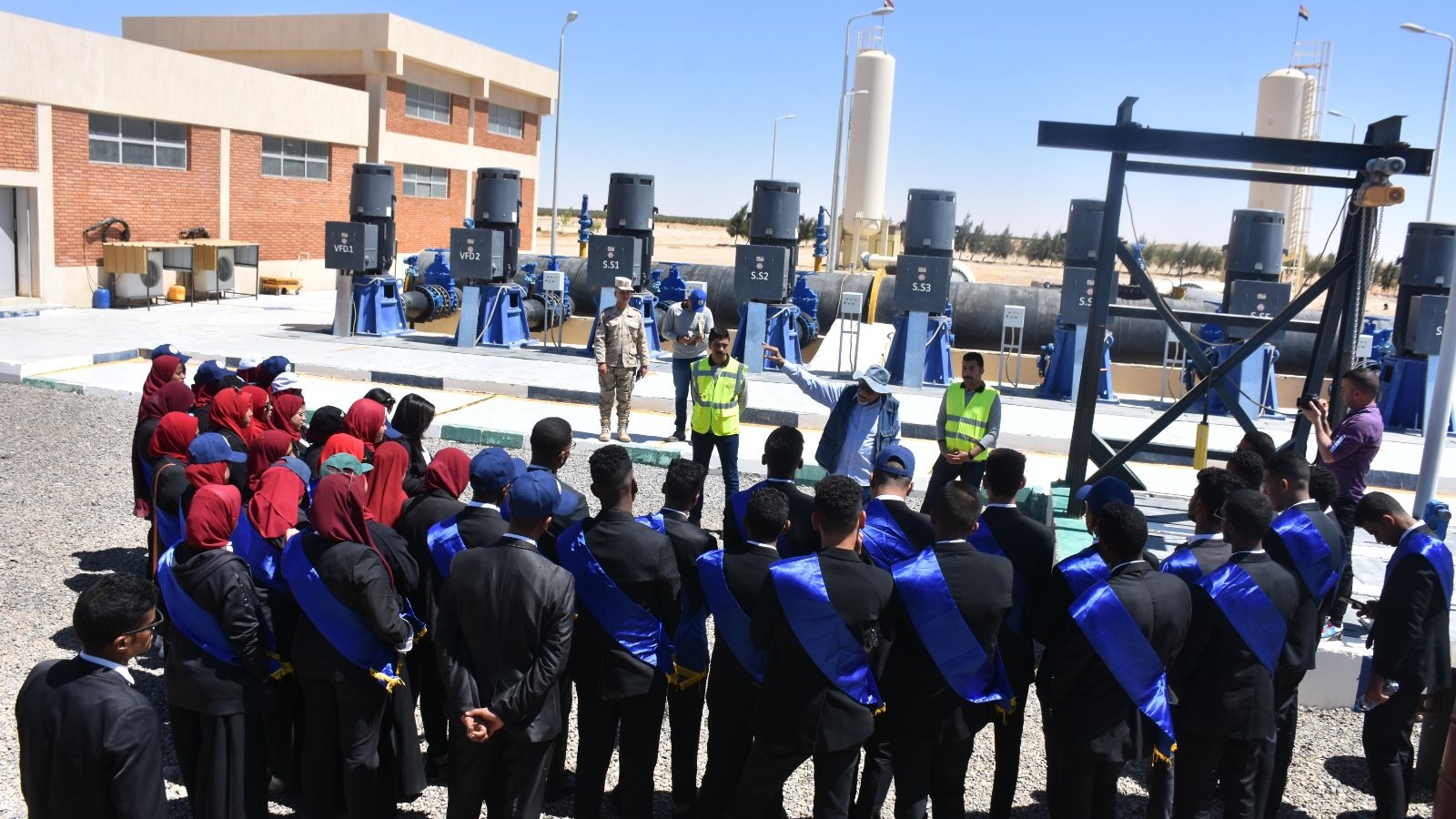 جامعة أسوان تنظم زيارة ميدانية لطلابها للمشروعات القومية