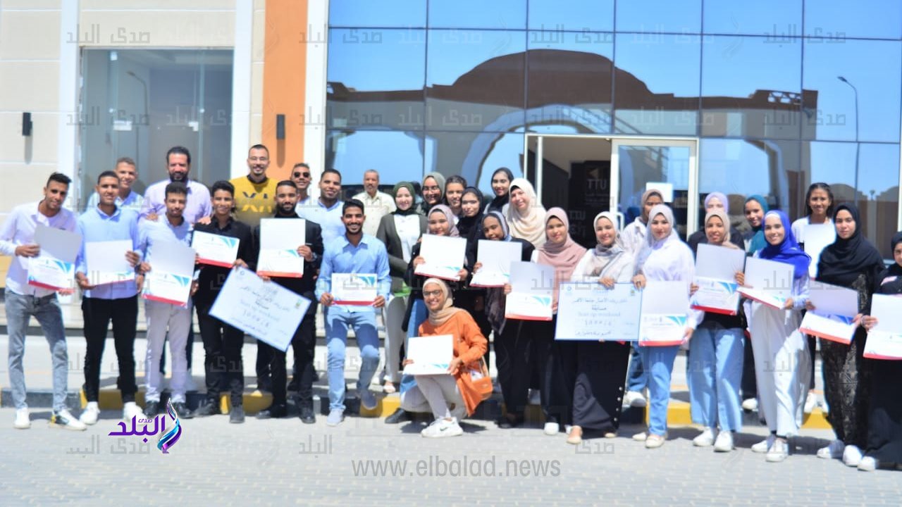 رئيس جامعة طيبة التكنولوجية يكرم الطلاب الفائزين والمشاركين 