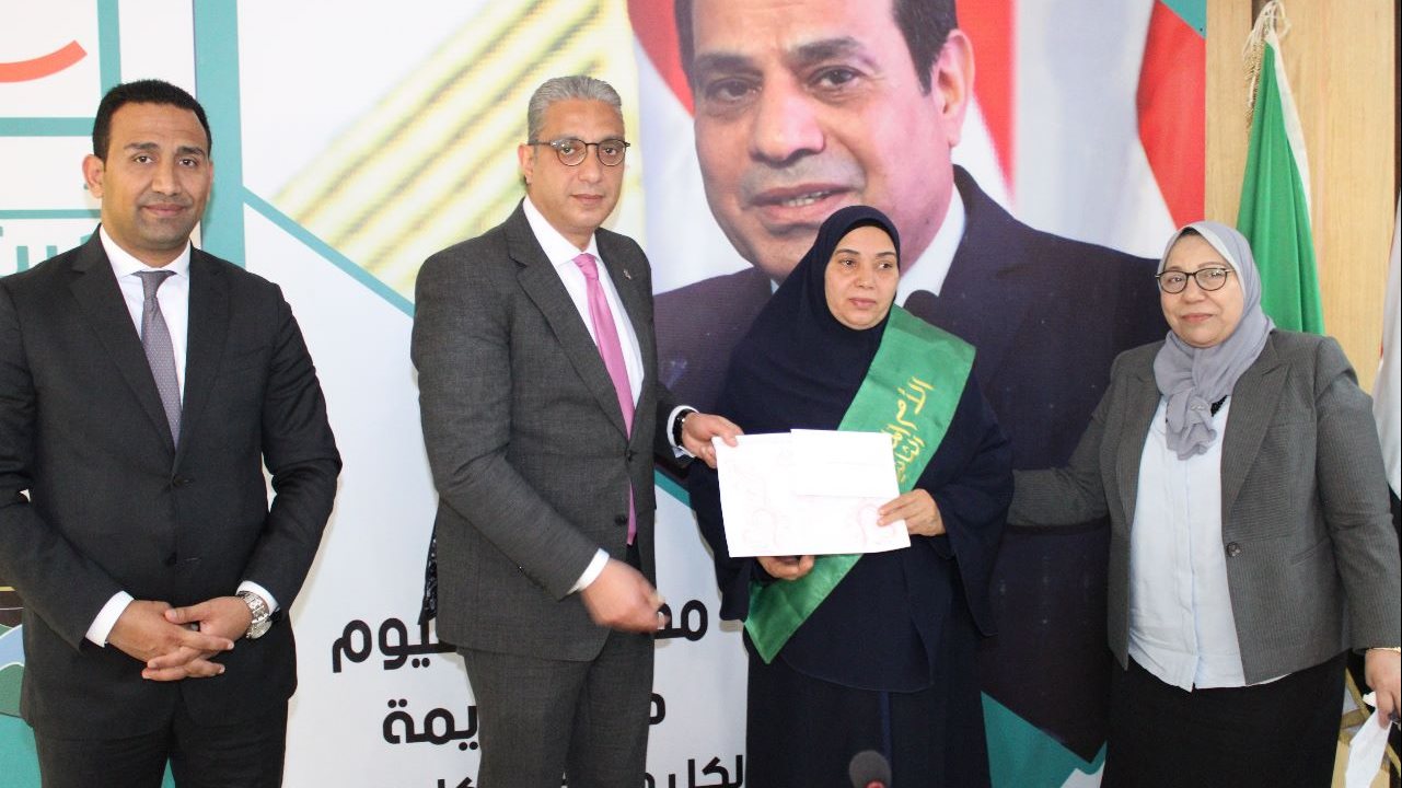 محافظ الفيوم ونائبه اثناء تكريم الامهات المثاليات