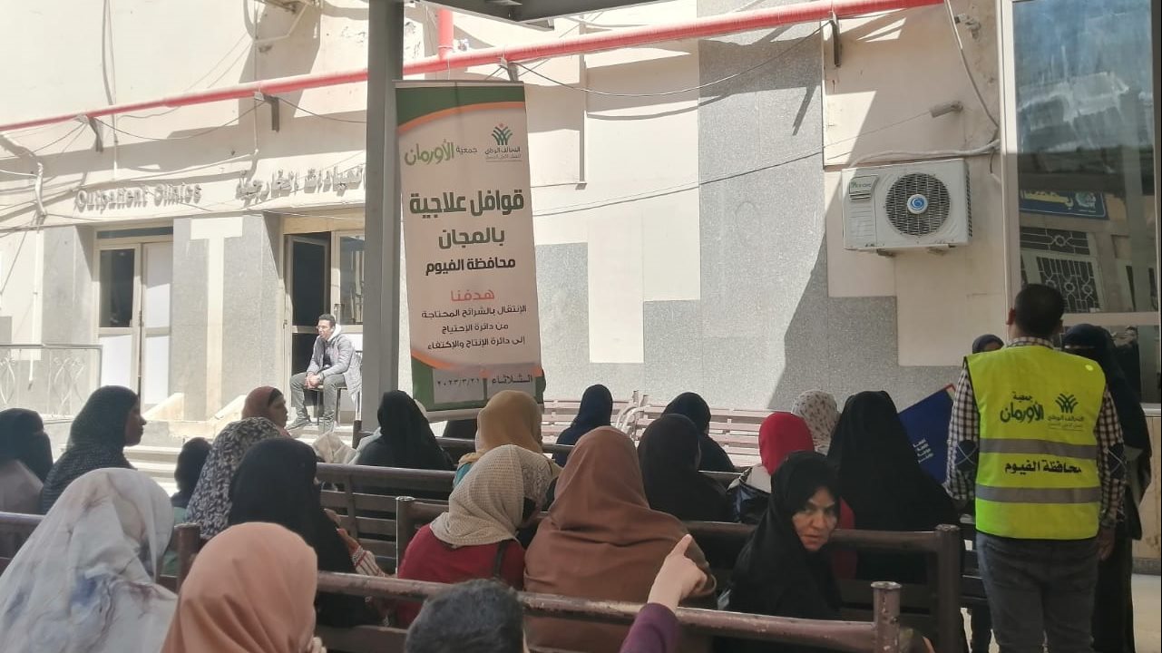 اطباء قافلة الاورمان اثناء توقيع الكشف الطبى على المرضى