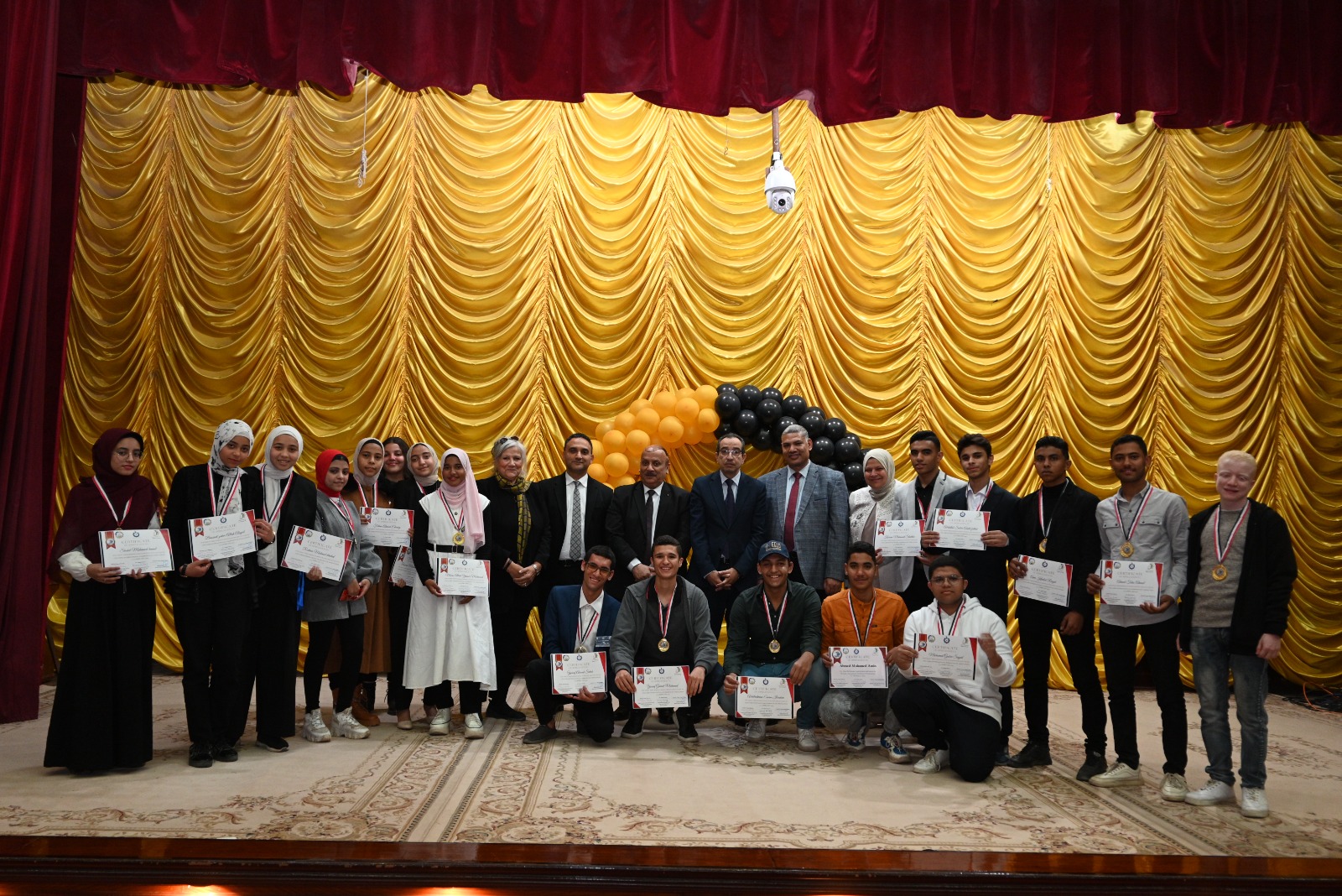 رئيس جامعة الفيوم يكرم المتميزين من الطلاب