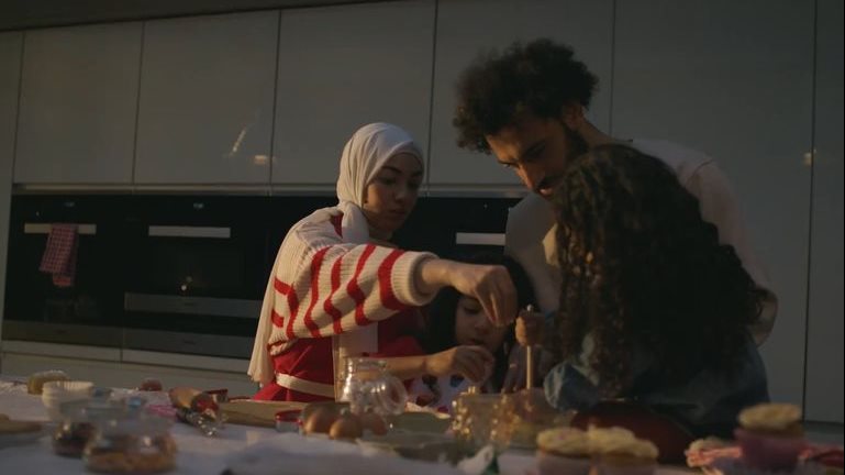 محمد صلاح رفقة عائلته
