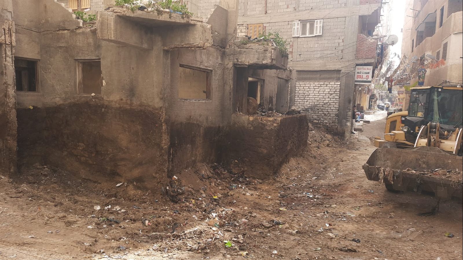 رفع القمامة والمخلفات بشوارع العجمي