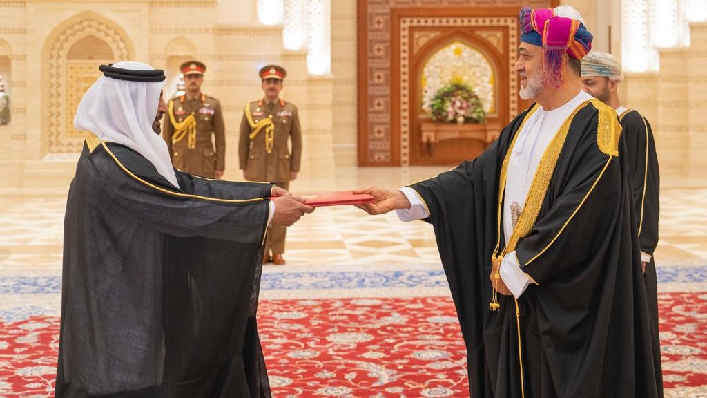 سفير الإمارات يقدم أوراق اعتماده الي سلطان عمان 
