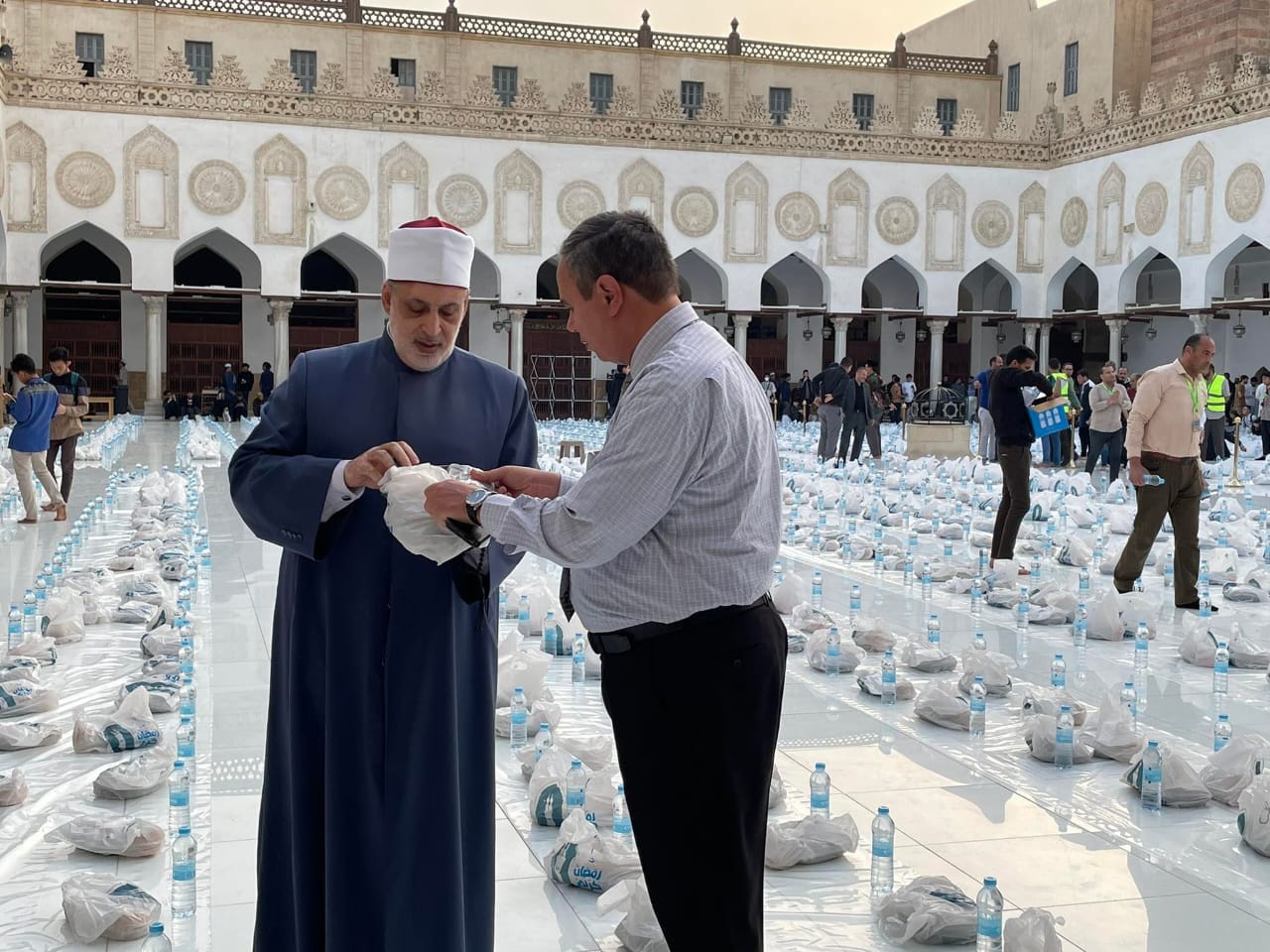 وكيل الأزهر في تجهيز وجبات الإفطار