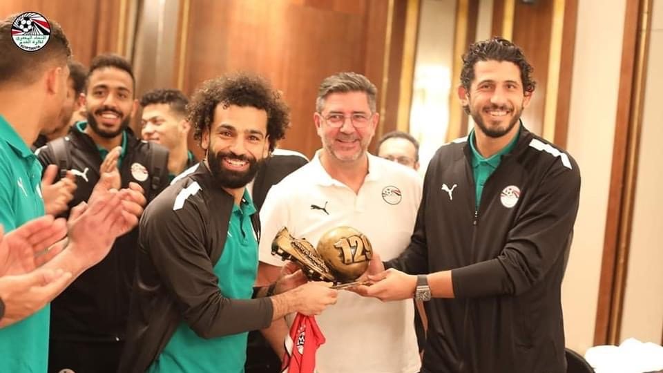 منتخب مصر يحتفل بـ محمد صلاح