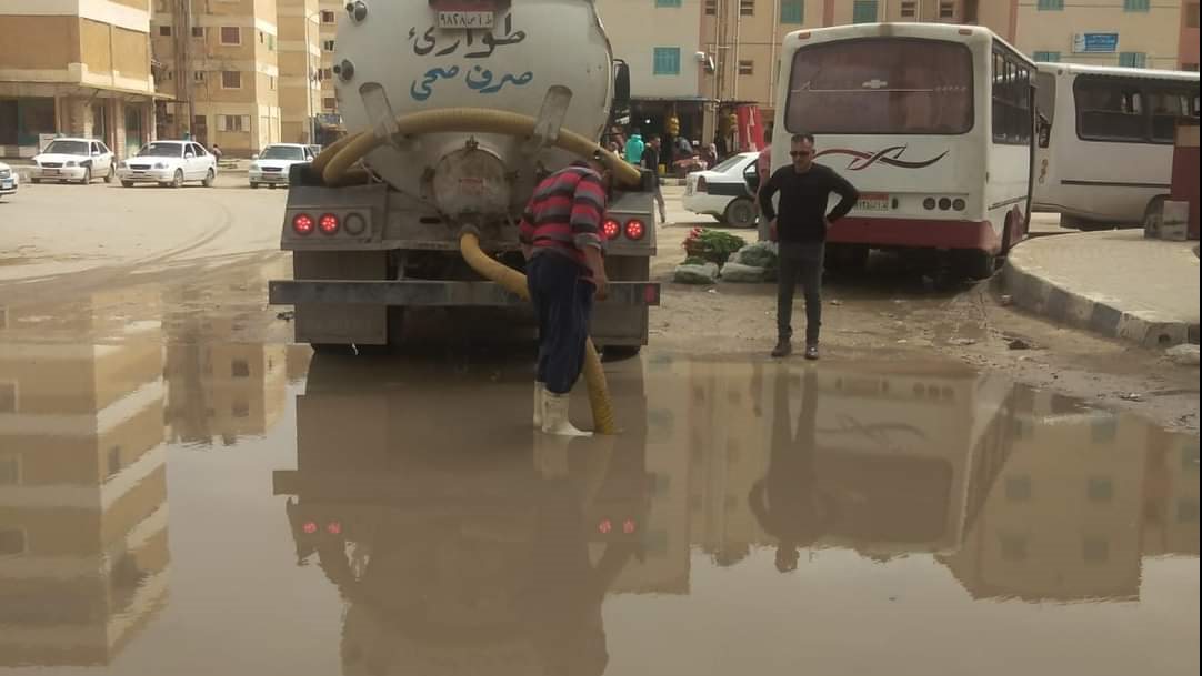 سحب تراكمات مياه الأمطار من حي المساعيد 