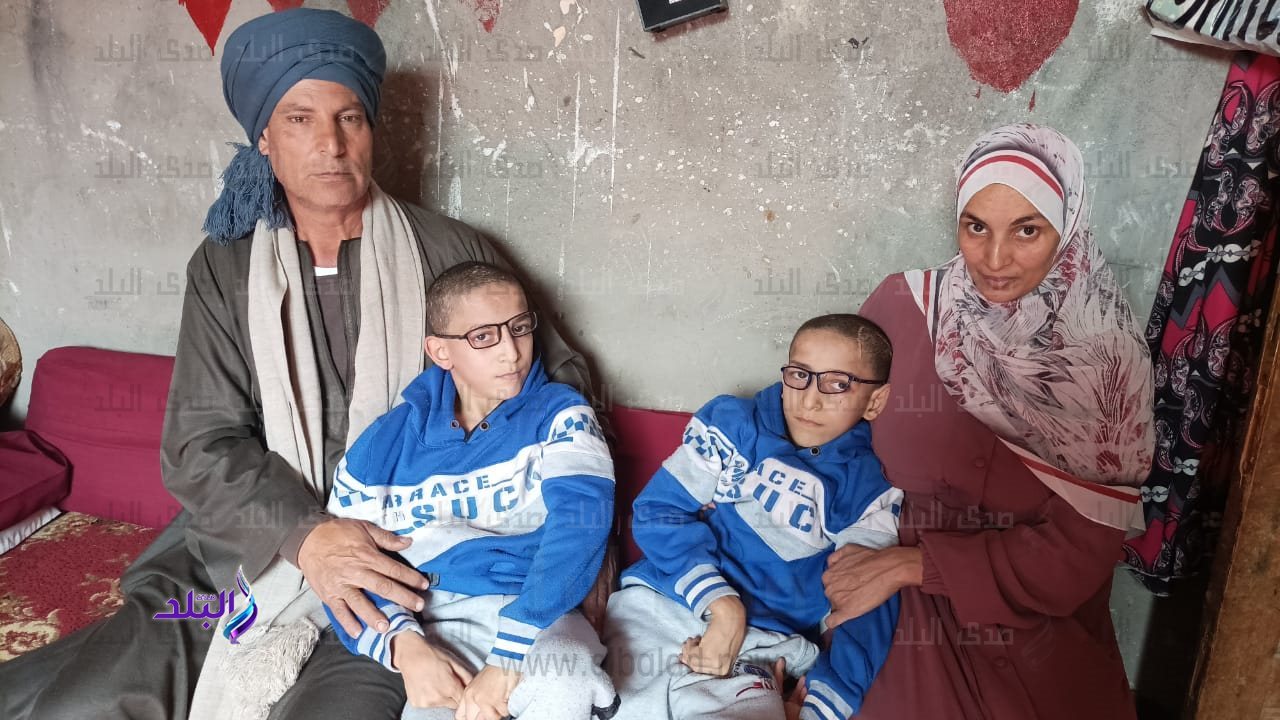 التوأم معتز ومروان ووالديهما