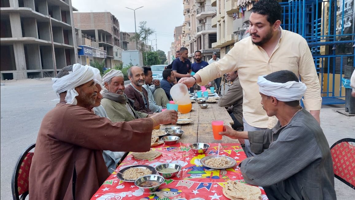 قبطي يعد مائدة إفطار