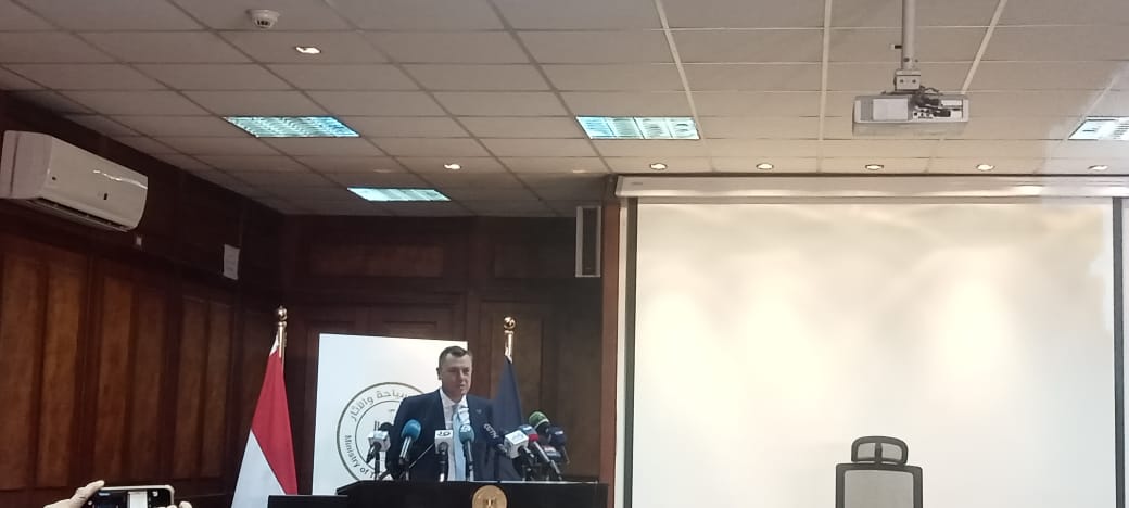 وزير السياحة و الآثار 