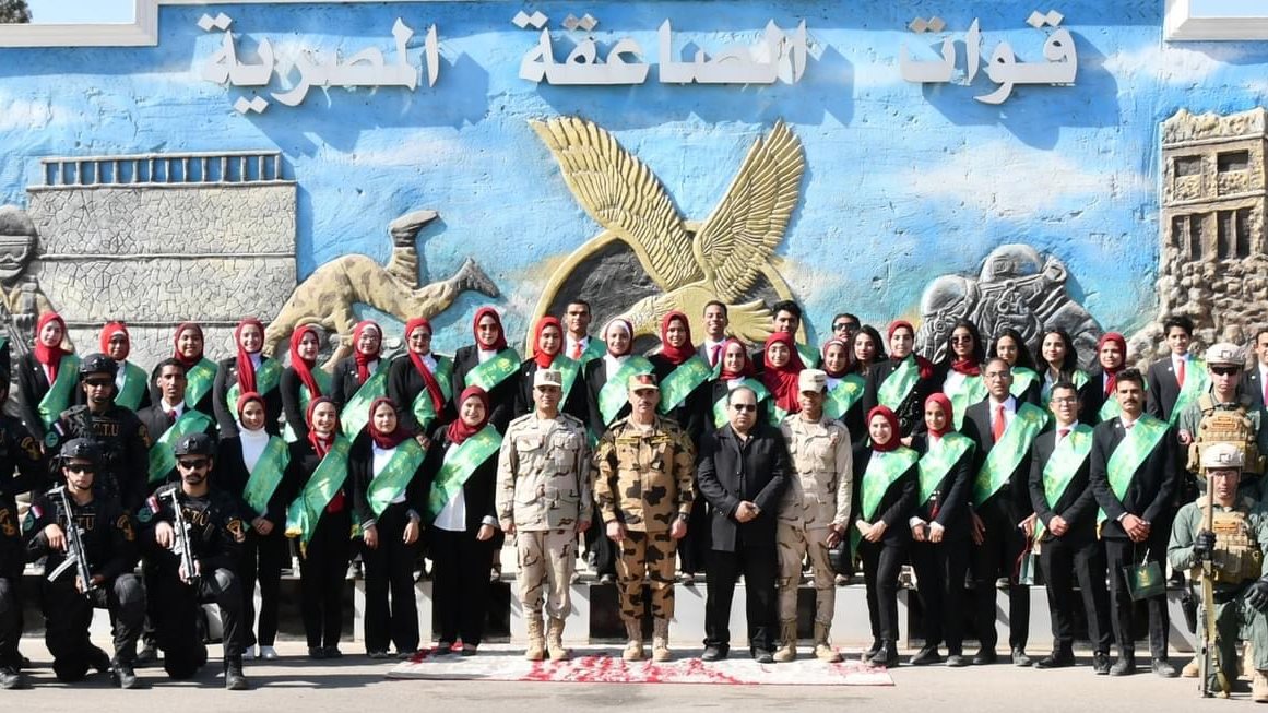 قوات الصاعقة تستقبل عدد من طلبة الجامعات وتكرم أسر الشهداء