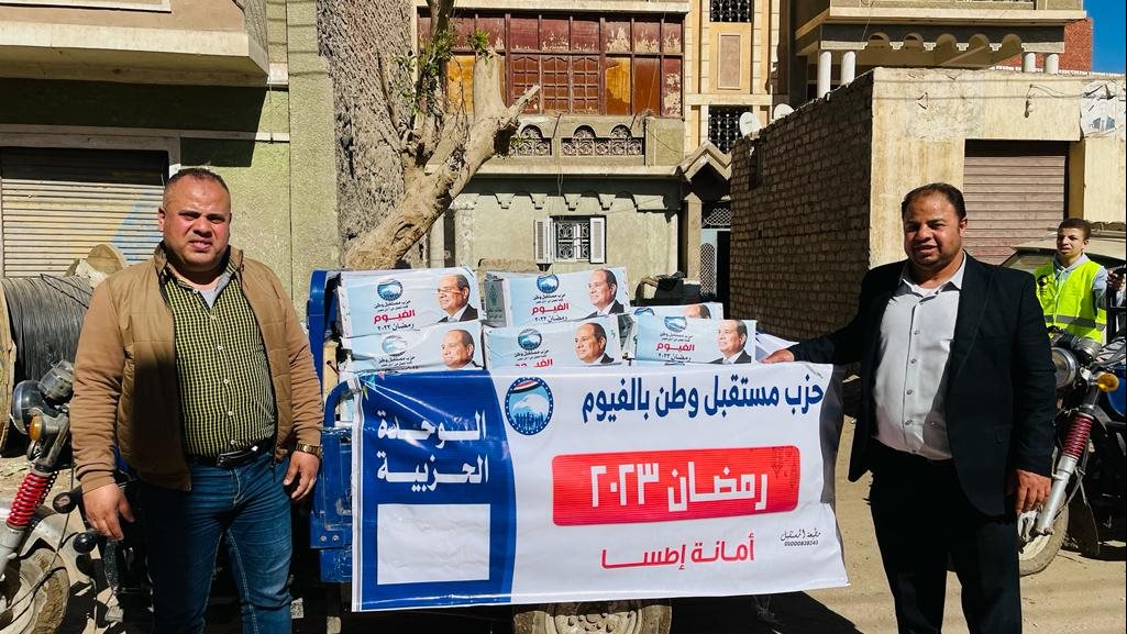 عادل عبد الفتاح امين الاعلام اثناء توزيع كرتونة رمضان