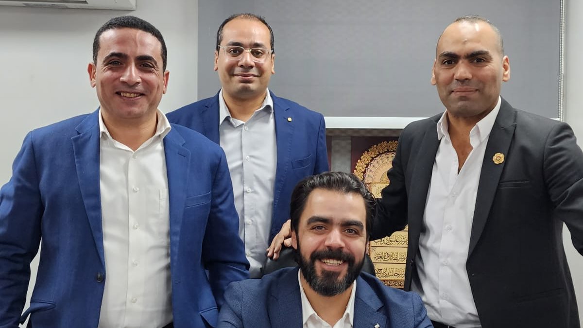 رجال الجمارك بمطار القاهرة