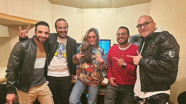 نيكول سابا أثناء تسجيل الأغنية