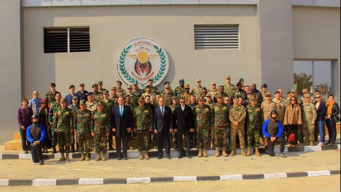 زيارة وفد الملحقين العسكريين لقوات الصاعقة والمظلات