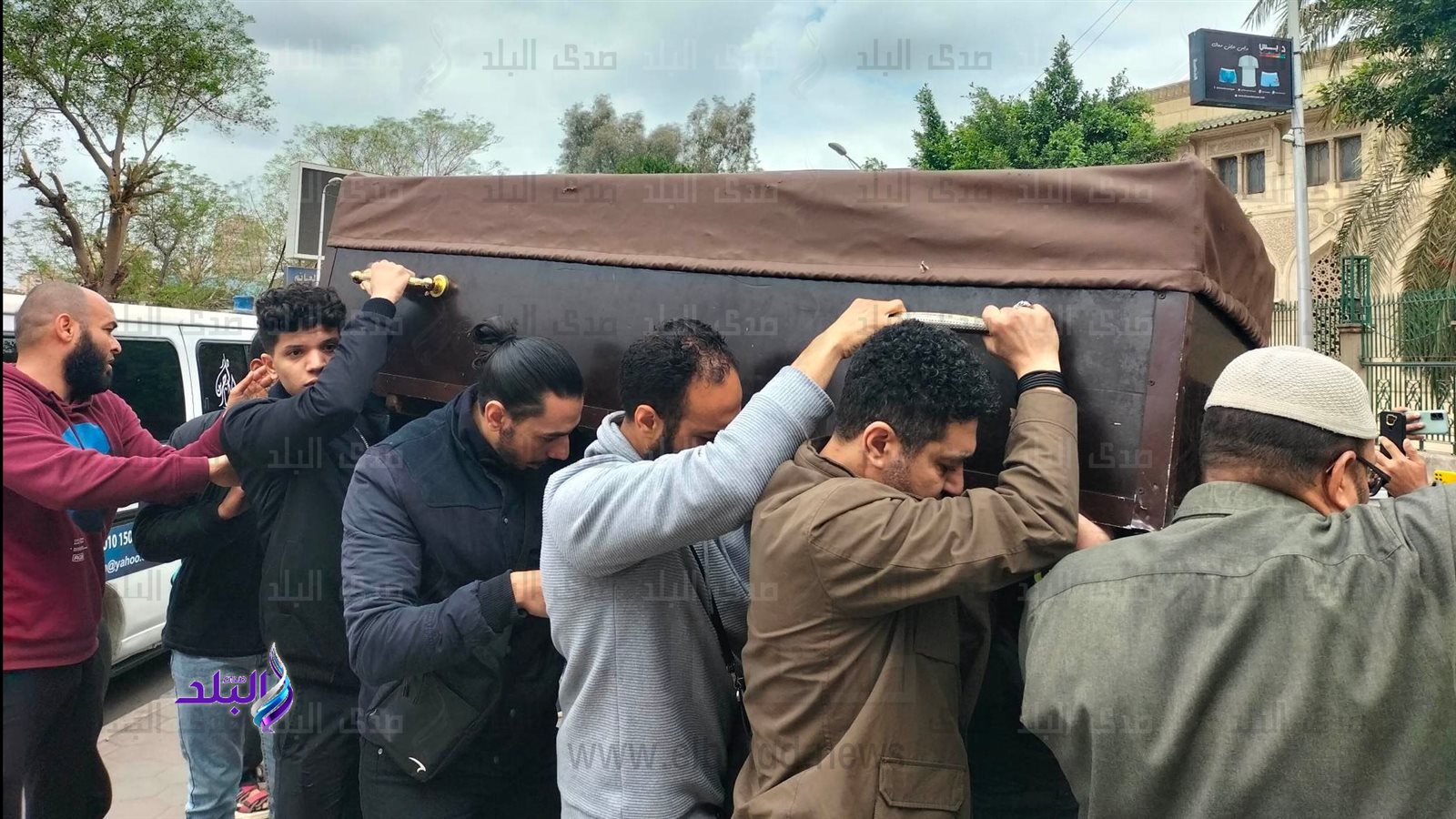 جثمان والدة الفنان محمد عز 
