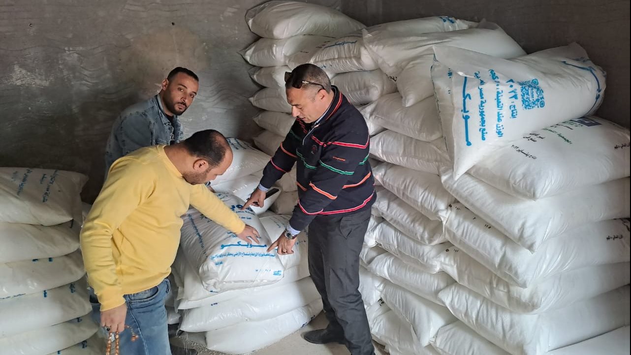 ضبط 150 شيكارة سماد مدعم لتحقيق أربارح غير مشروعة 