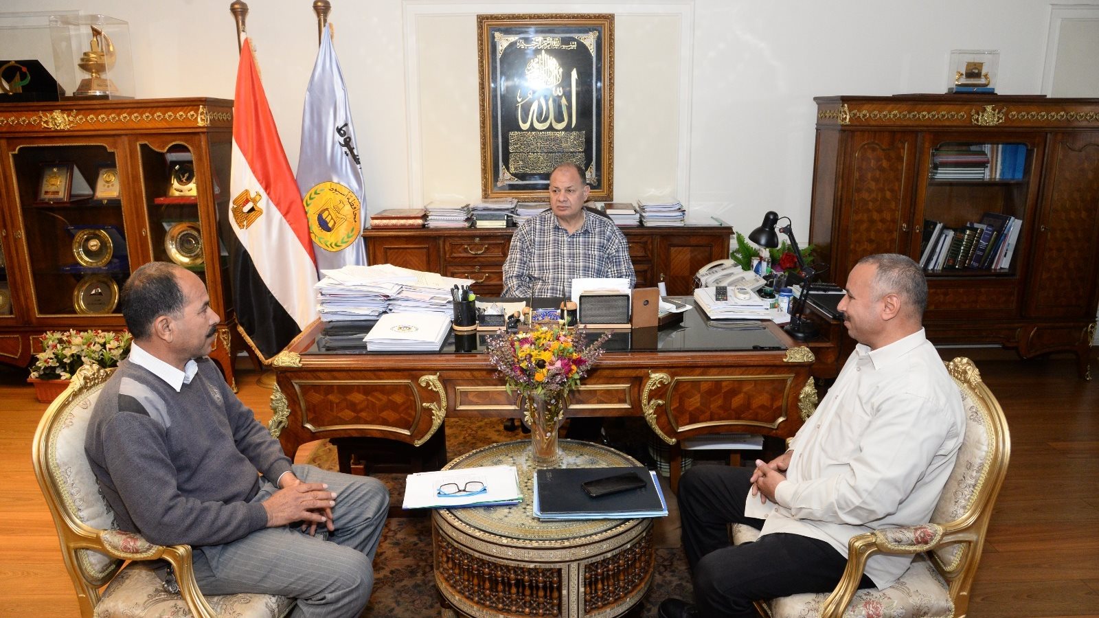محافظ أسيوط يناقش طرح إنشاء مدفن صحي ومصنعًا لتدوير المخلفات