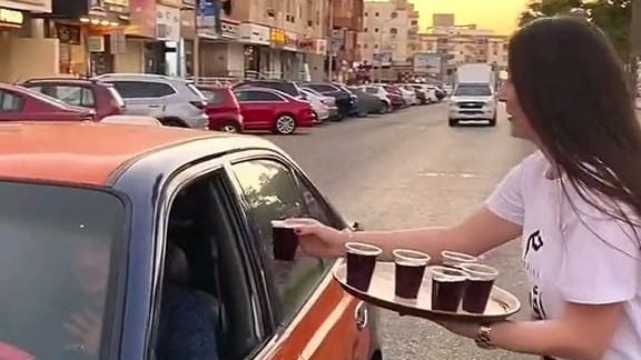 سيدة أوكرانية تشارك في إفطار الصائمين