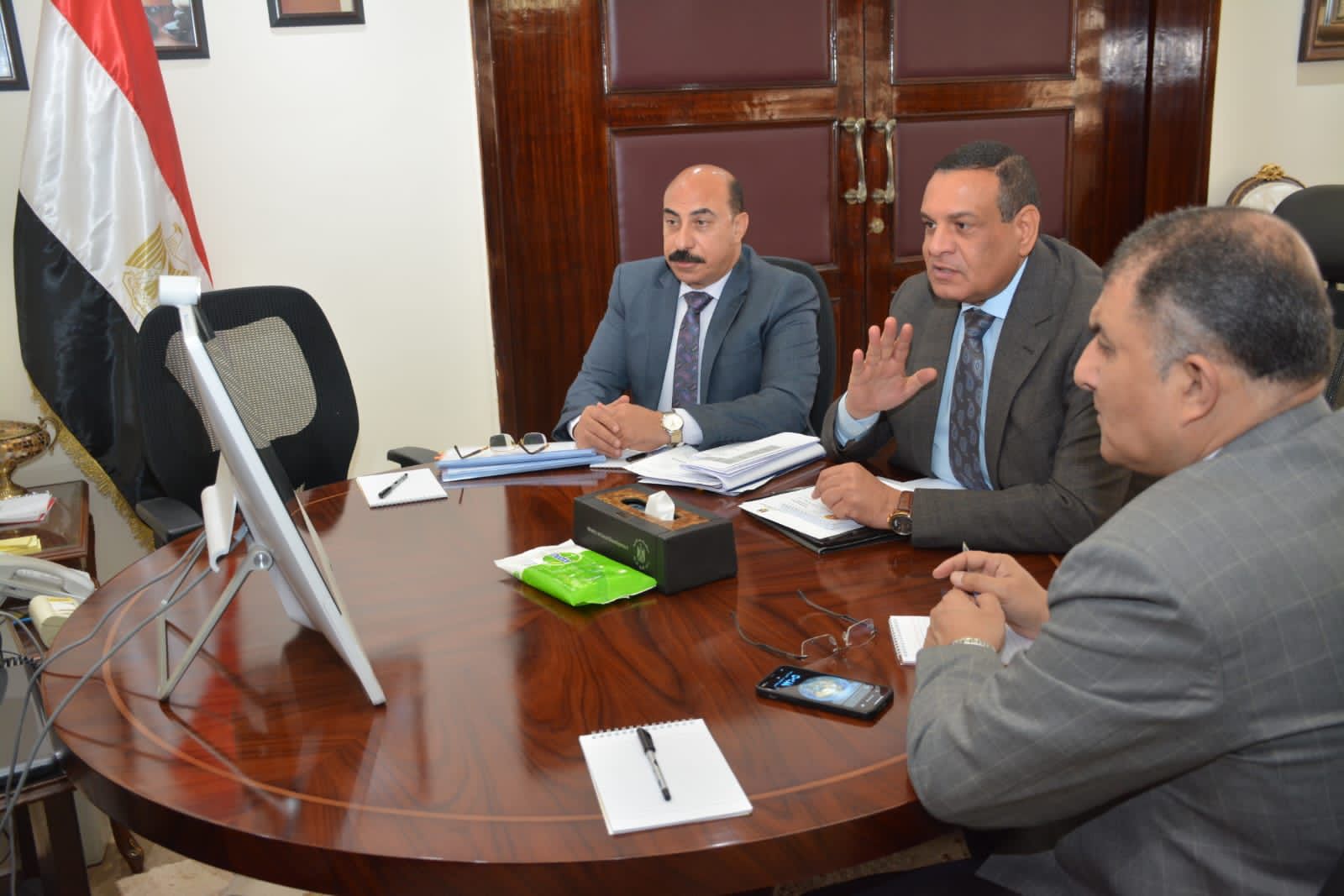 وزير التنمية المحلية والمحافظين