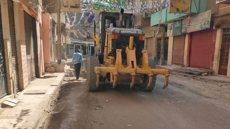تمهيد شوارع منطقة الشادر بحى غرب أسيوط 