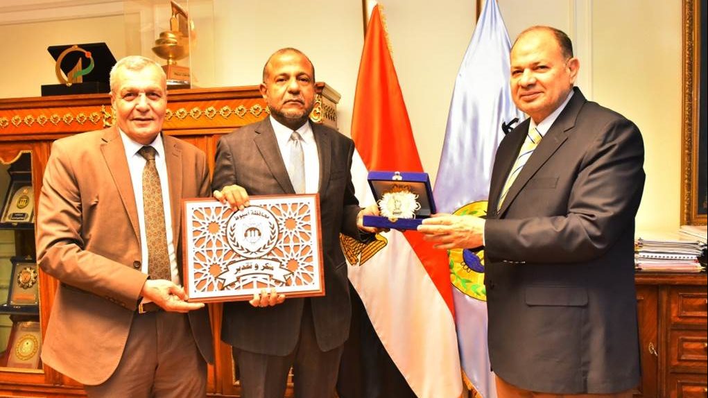 محافظ أسيوط يكرم رئيس مجلس ادارة الغرفة التجارية 