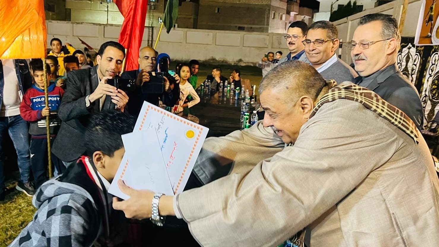 أثناء توزيع الشهادات والميداليات على الفائزين