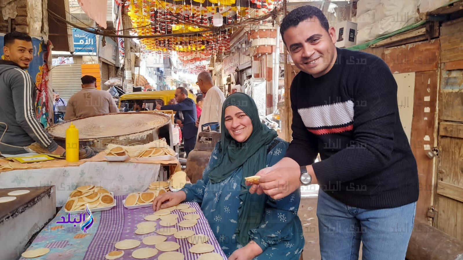 محرر صدي البلد رفقة إحدي صناع القطايف 