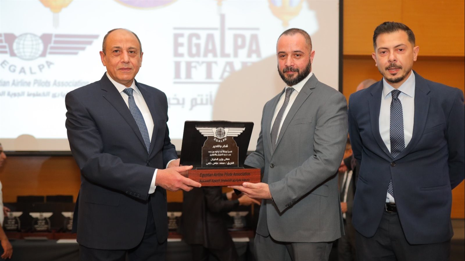 رابطة الطيارين تكرم وزير الطيران 