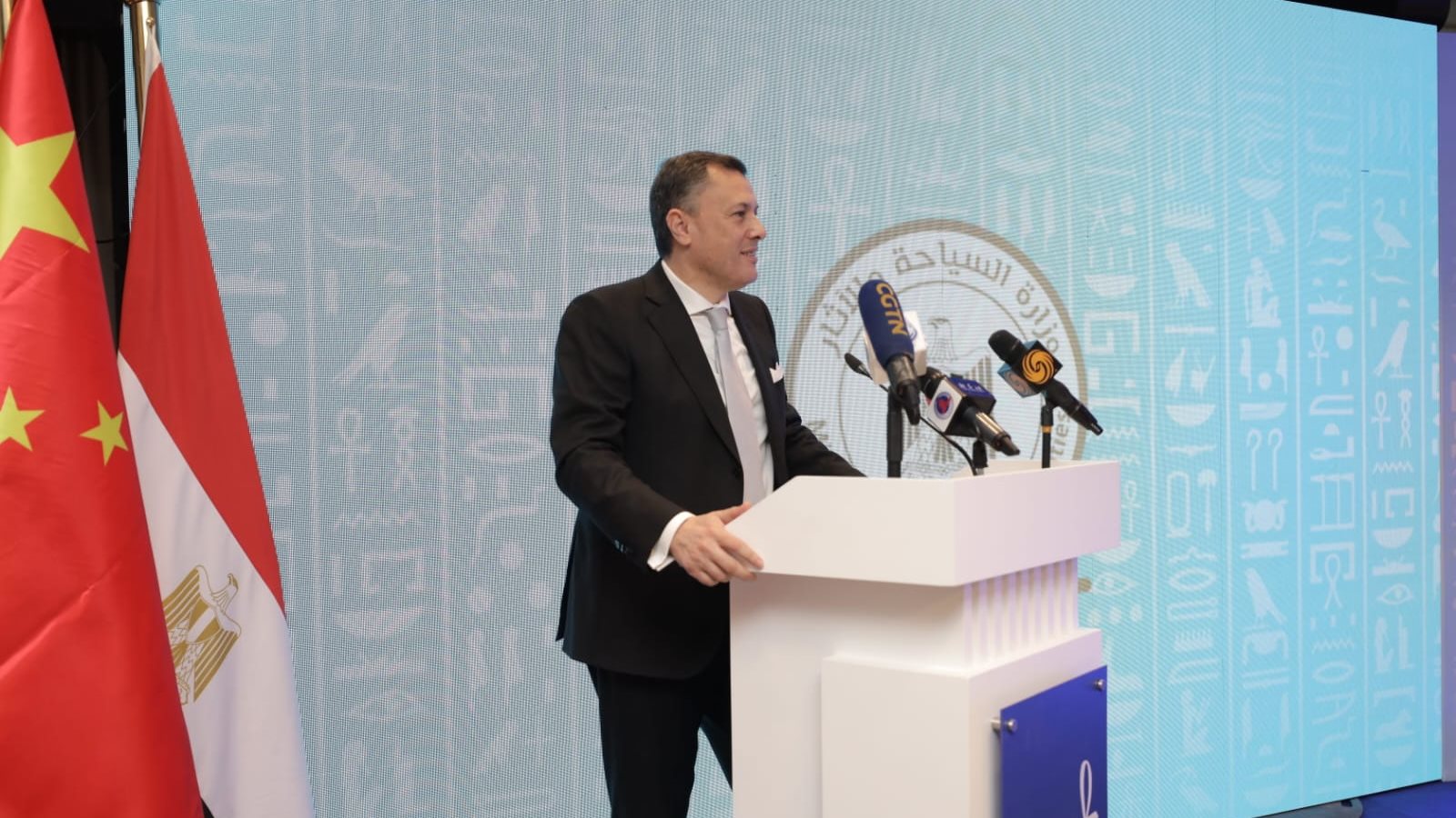 وزير السياحة والآثار 