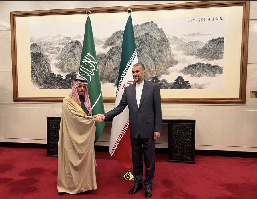 وزير الخارجية السعودي الأمير فيصل بن فرحان ونظيره الإيراني 