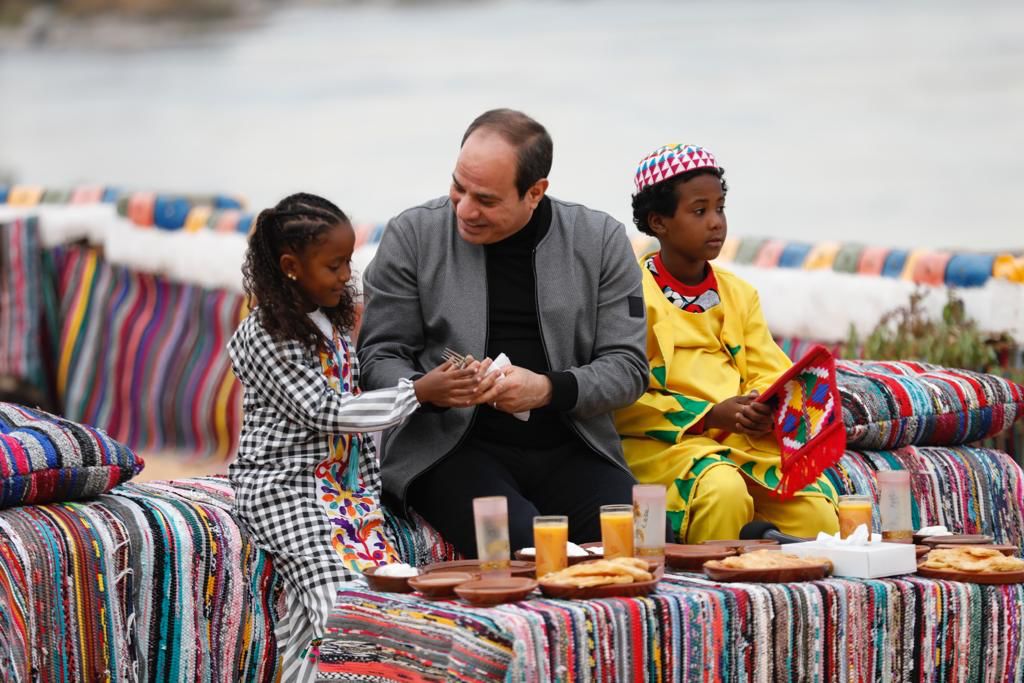 صورة من زيارة الرئيس إلى قرية غرب سهيل بمحافظة أسوان