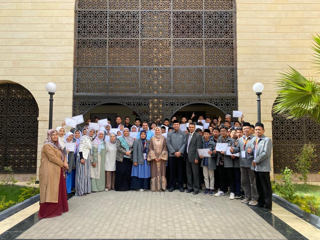 تسليم شهادات برنامج المعايشة اللغوية