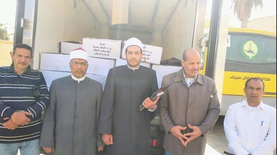 أعضاء اللجنة أثناء استلام لحوم صكوك الأضاحى بسيناء 