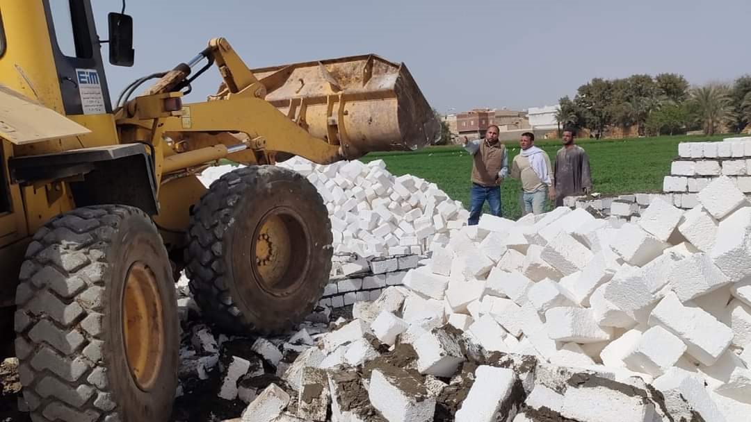 إزالة حالات تعد بالبناء المخالف بالمنيا 