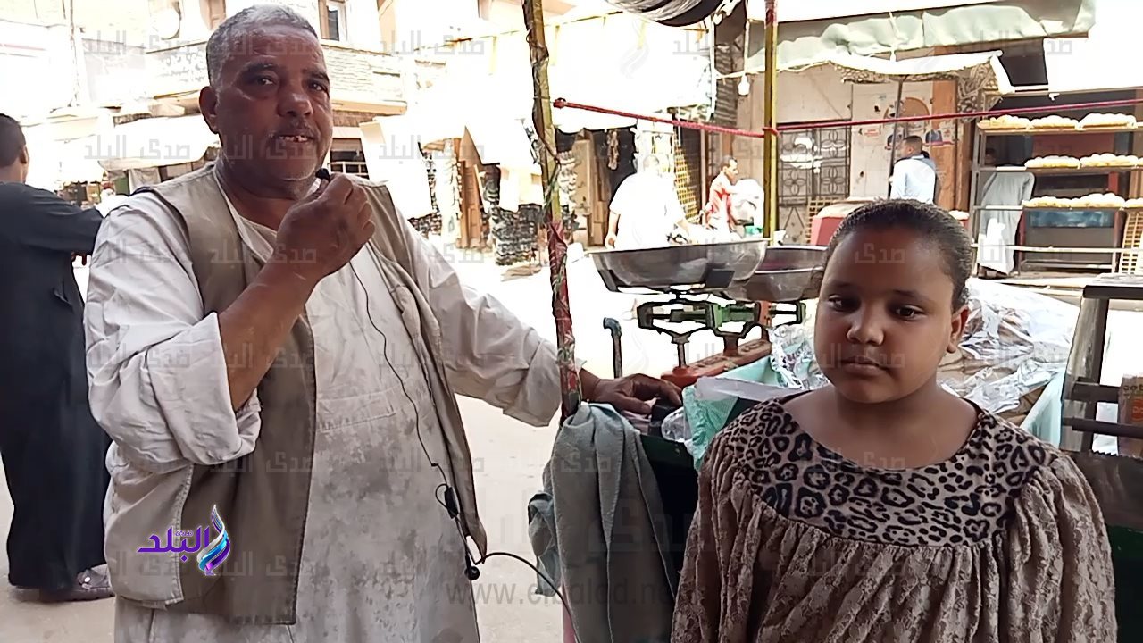 ريتاح بنت الأقصر..أصغر بائعة قطايف