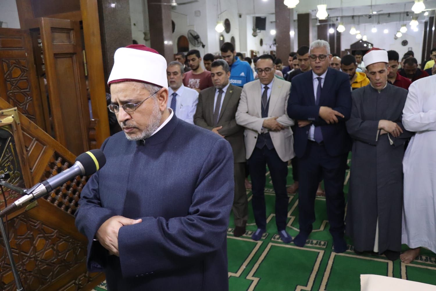 رئيس جامعة الأزهر يؤم الطلاب 