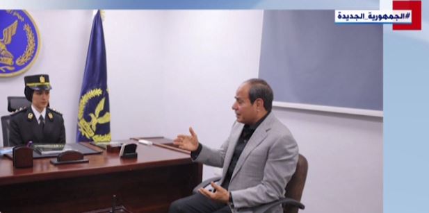 الرئيس يطلب النصيحة من ضابطة شرطة