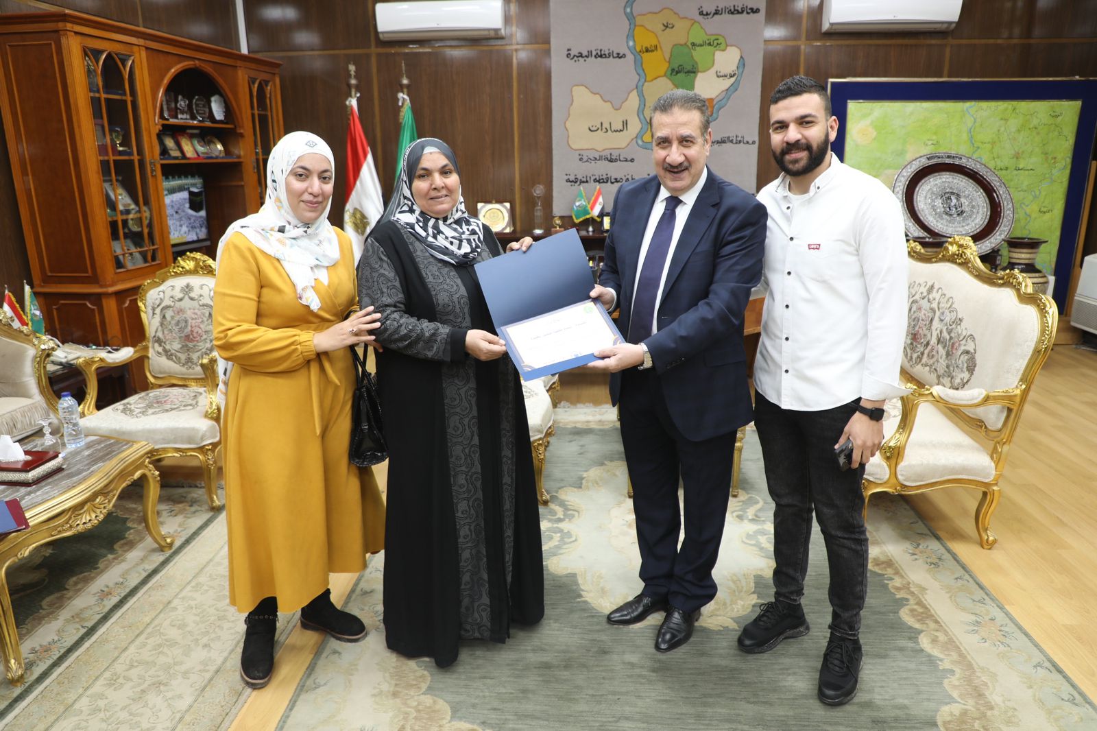 محافظ المنوفية يكرم الأمهات المثاليات 