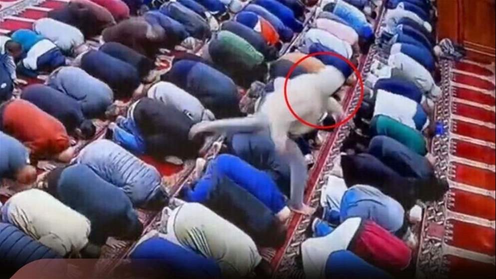 لحظة مهاجة إمام المسجد 