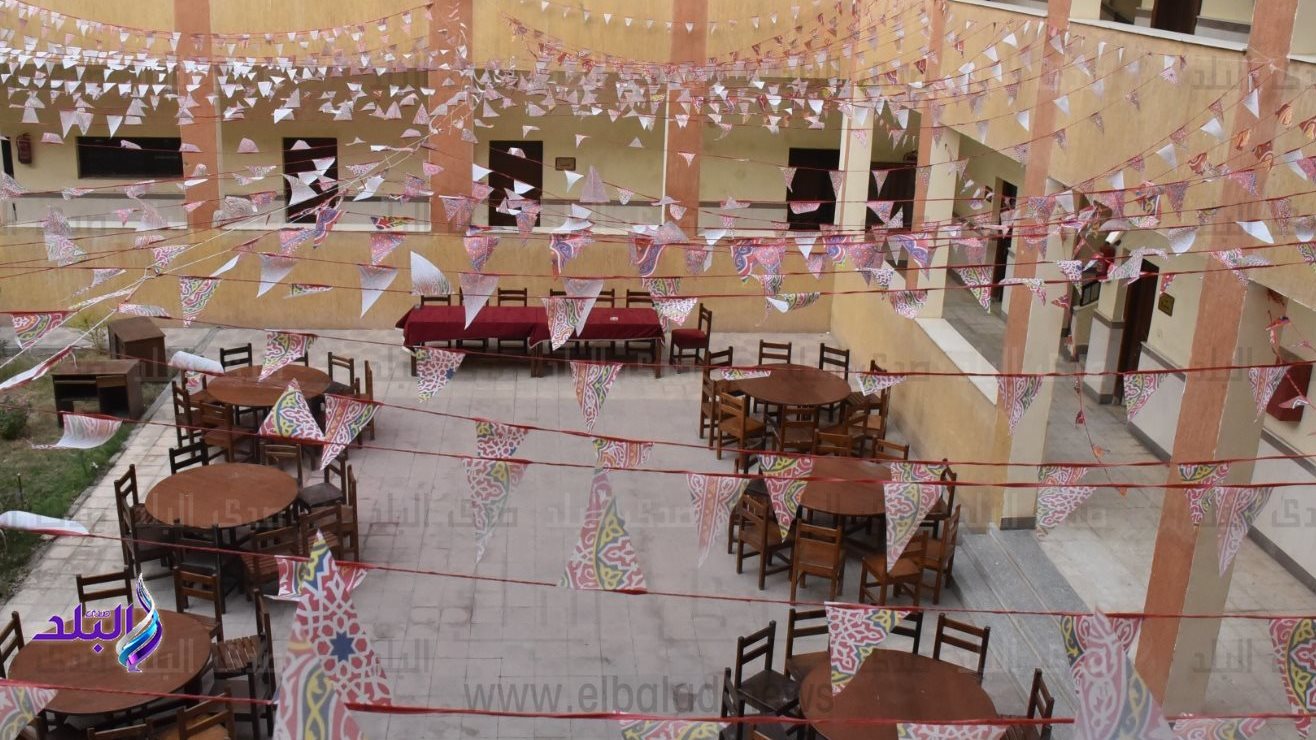 رئيس جامعة الأقصر يشارك طلاب كلية الحاسبات والمعلومات الإفطا