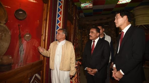 السفير الكورى خلال تفقد مكتبة مصر العامة  السفير الكورى خلال تفقد مكتبة مصر العامة