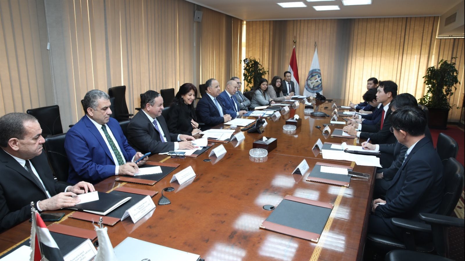 وزير المالية وممثلي كوريا الجنوبية
