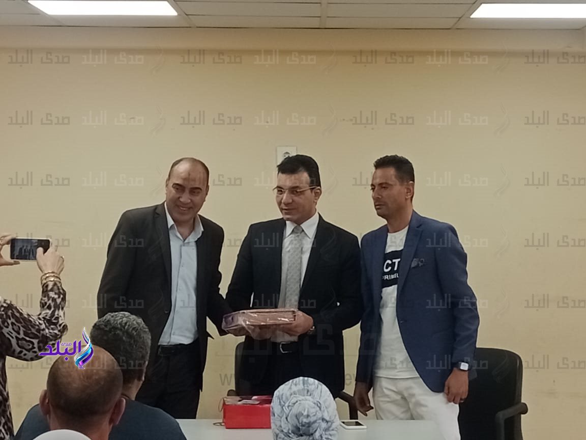 أسرة طلاب من أجل مصر تكرم مدير إدارة رعاية الشباب السابق